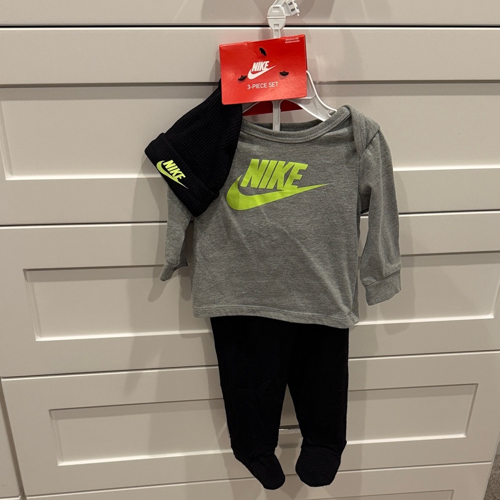 Nike Infant Set in Gray and Neon Green